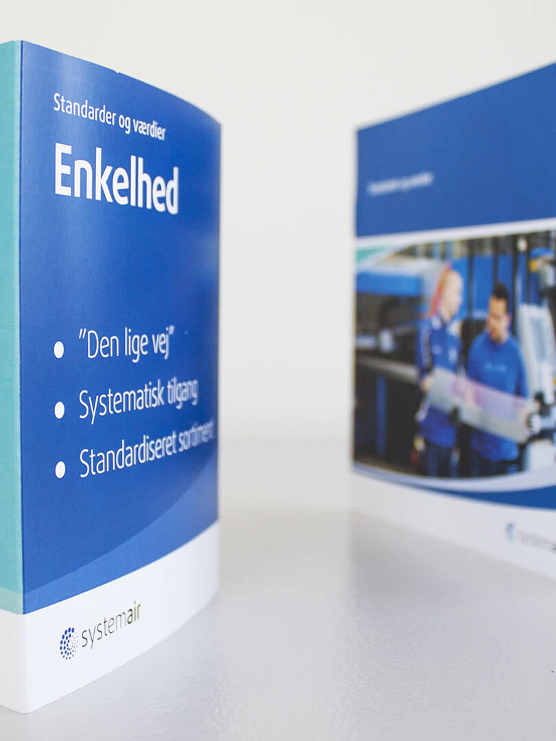 Værdier - bordtrekant og folder - grafisk assistance